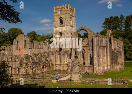 Ruinen der Fountains Abbey und Park Stockfoto