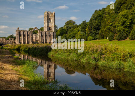 Ruinen der Fountains Abbey und Park Stockfoto