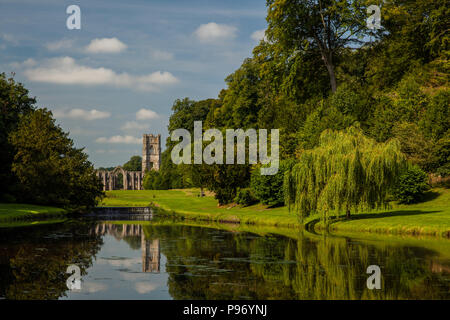 Ruinen der Fountains Abbey und Park Stockfoto