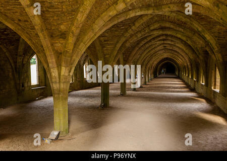 Ruinen der Fountains Abbey und Park Stockfoto