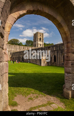 Ruinen der Fountains Abbey und Park Stockfoto