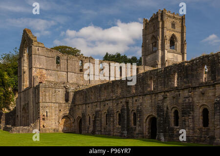 Ruinen der Fountains Abbey und Park Stockfoto