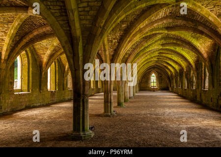 Ruinen der Fountains Abbey und Park Stockfoto