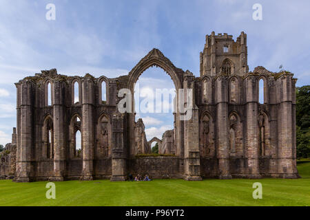 Ruinen der Fountains Abbey und Park Stockfoto