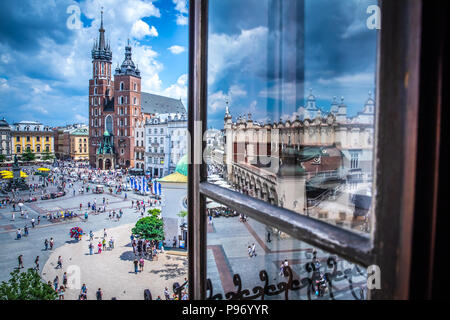 Krakau (Krakow) - Marktplatz (Rynek Glowny) mit Marktplatz (Sukiennice), Adam-Mickiewicz-Denkmal (pomnik Adama Mickiewicza), Kirche der Heiligen Maria Stockfoto