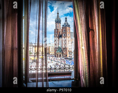 Krakau (Krakow) - Marktplatz (Rynek Glowny) mit Marktplatz (Sukiennice), Adam-Mickiewicz-Denkmal (pomnik Adama Mickiewicza), Kirche der Heiligen Maria Stockfoto