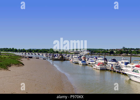 Angelegte Boote entlang der Seite Wattenmeer auf den Fluss Medway Stockfoto