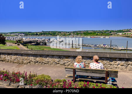 Zwei Frauen genießen den Blick über den Fluss Medway am Rochester Kent Stockfoto