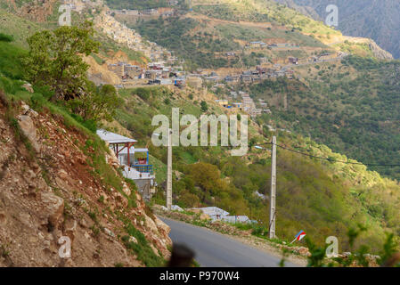 Blick auf Howraman Tal mit typischen kurdischen Dorf in Zagros Berge. Provinz Kurdistan, Iran. Stockfoto