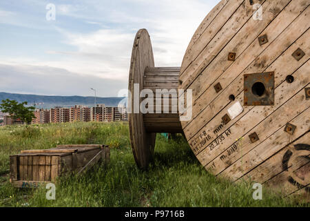 Große hölzerne Kabeltrommeln, in einer Fabrik elektrischer Kabel