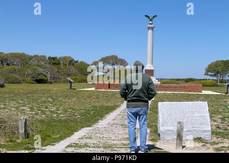 FORT FISHER, North Carolina, USA - 20. APRIL 2018: Ein Mann sieht die 1932 Fort Fisher Konföderierten Monument, einem Denkmal der Konföderierten Soldaten, die de Stockfoto