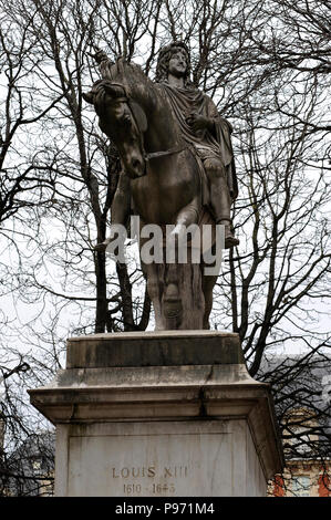 PARIS PLACE DES VOSGES - PARIS FRANKREICH - PARIS SEHENSWÜRDIGKEITEN - historische Ort PARIS - PARIS GESCHICHTE - Louis XIII STATUE - Pariser Architektur © F. BEAUMONT Stockfoto