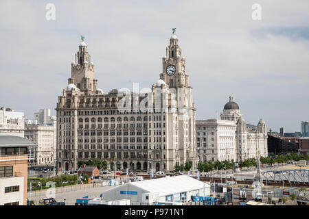 Blick auf das Liver Building auf Liverpool Pier Head, Clock Towers und die Umgebung Stockfoto