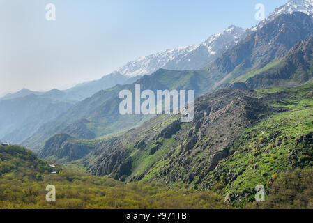 Blick auf Howraman Tal mit typischen kurdischen Dorf in Zagros Berge. Provinz Kurdistan, Iran. Stockfoto