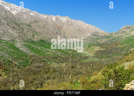 Blick auf Howraman Tal mit typischen kurdischen Dorf in Zagros Berge. Provinz Kurdistan, Iran. Stockfoto