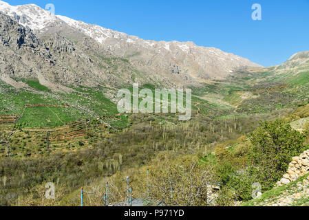 Blick auf Howraman Tal mit typischen kurdischen Dorf in Zagros Berge. Provinz Kurdistan, Iran. Stockfoto