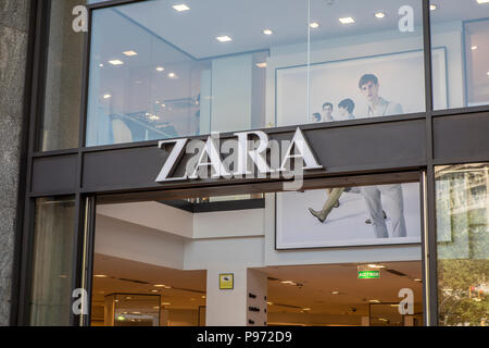 Zara Store am Passeig de Gràcia in Barcelona. Barcelona ist eine Stadt in Spanien. Es ist die Hauptstadt und größte Stadt Kataloniens und die zweitgrößte Stadt Spaniens. Im Jahr 2009 war die Stadt Europas und eine der weltweit erfolgreichsten als Stadt Marke geordnet. Im selben Jahr die Stadt Europas vierte beste Stadt für das Business und schnellste Verbesserung der Europäischen Stadt, mit einem Wachstum von 17% pro Jahr verbessert geordnet war, und die Stadt hat sich stark und erneutes Wachstum in den letzten drei Jahren. Stockfoto