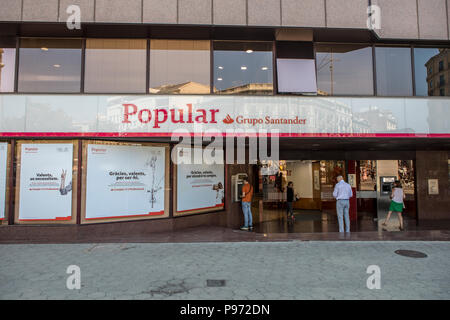 Popular Bank am Passeig de Gràcia in Barcelona. Barcelona ist eine Stadt in Spanien. Es ist die Hauptstadt und größte Stadt Kataloniens und die zweitgrößte Stadt Spaniens. Im Jahr 2009 war die Stadt Europas und eine der weltweit erfolgreichsten als Stadt Marke geordnet. Im selben Jahr die Stadt Europas vierte beste Stadt für das Business und schnellste Verbesserung der Europäischen Stadt, mit einem Wachstum von 17% pro Jahr verbessert geordnet war, und die Stadt hat sich stark und erneutes Wachstum in den letzten drei Jahren. Stockfoto