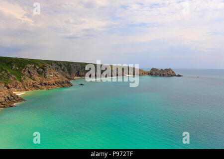 Pedn Vounder Strand und dem Logan Rock Landspitze von der South West Coast Path, Porthcurno in der Nähe von Penzance, Cornwall, England, Großbritannien. Stockfoto