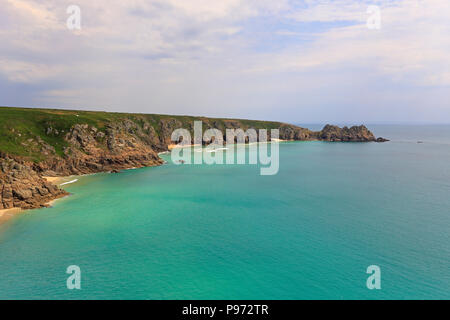 Pedn Vounder Strand und dem Logan Rock Landspitze von der South West Coast Path, Porthcurno in der Nähe von Penzance, Cornwall, England, Großbritannien. Stockfoto