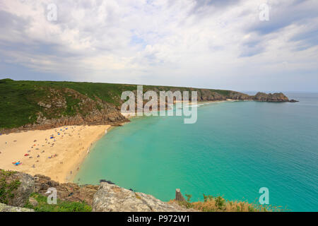 Urlauber im Porthcurno Strand und dem Logan Rock Landspitze von der South West Coast Path, in der Nähe von Penzance, Cornwall, England, Großbritannien. Stockfoto