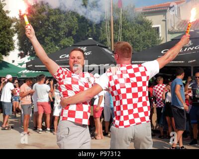 Zwei kroatische Männer feiern gesehen. Kroaten in der Insel Pag die Fußball-WM Finale aufgepaßt, Kroatien vs Frankreich. Kroatien verloren 2:4 Aber es war das erste Mal in der Geschichte des Landes an den Endrunden zu bilden. Stockfoto