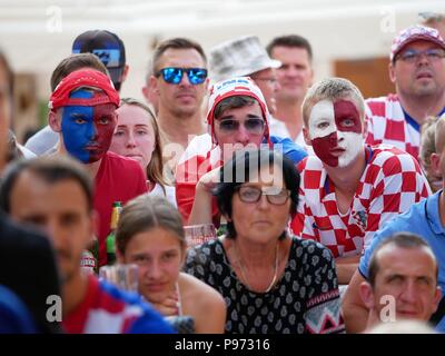 Kroatien Anhänger gesehen gerade die übereinstimmen. Kroaten in der Insel Pag die Fußball-WM Finale aufgepaßt, Kroatien vs Frankreich. Kroatien verloren 2:4 Aber es war das erste Mal in der Geschichte des Landes an den Endrunden zu bilden. Stockfoto