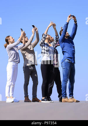 Ansicht der Rückseite. glückliche Freunde auf selfie. Stockfoto