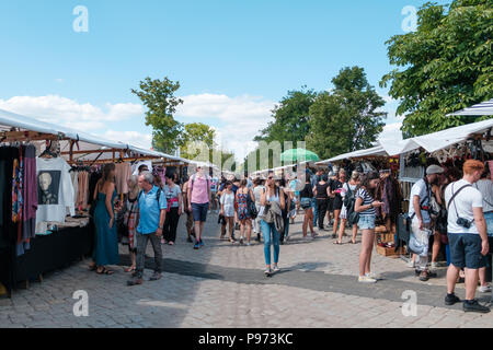 Berlin, Deutschland - Juli 2018: Menschen auf überfüllten Flohmarkt (Mauerpark Flohmarkt) auf einer sonnigen Sommer Sonntag in Berlin, Deutschland Stockfoto