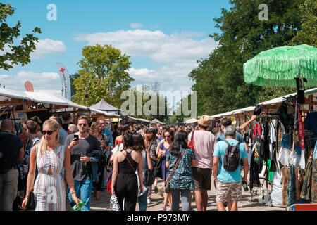 Berlin, Deutschland - Juli 2018: die Masse von Menschen zu Fuß auf Flohmarkt (Mauerpark Flohmarkt) an einem sonnigen Sommertag in Berlin, Deutschland Stockfoto