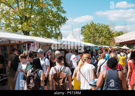 Berlin, Deutschland - Juli 2018: Menschen auf überfüllten Flohmarkt (Mauerpark Flohmarkt) auf einer sonnigen Sommer Sonntag in Berlin, Deutschland Stockfoto