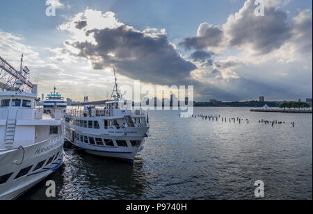 New York, NY, USA - Juni 4, 2018. Pier am Hudson River. Stockfoto