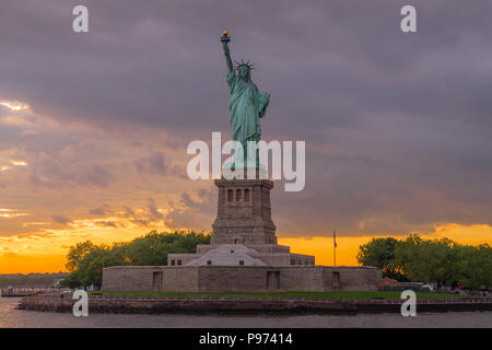 Sonnenuntergang Blick auf die Freiheitsstatue im New Yorker Hafen Stockfoto