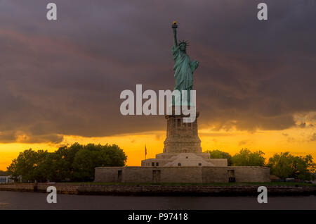 Sonnenuntergang Blick auf die Freiheitsstatue im New Yorker Hafen Stockfoto