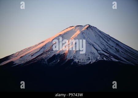 Snowcrapped fuji Nahaufnahme mit Dawn anzeigen Stockfoto