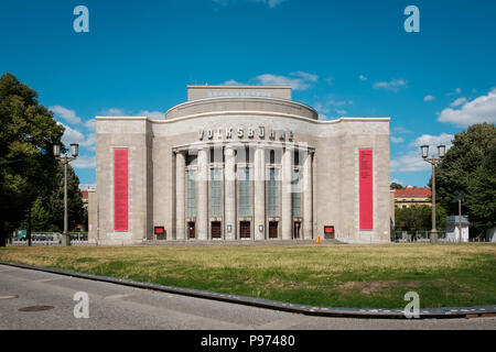 Berlin, Deutschland - Juli 2018: Die Fassade der Volksbuehne ("Theater") an der Rosa Luxemburg Platz in Berlin Mitte, Deutschland Stockfoto