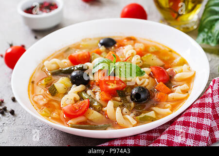 Minestrone, italienische Gemüsesuppe mit Nudeln. Vegane Kost Stockfoto