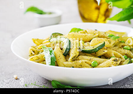 Nudeln mit Pesto, Zucchini, Erbsen und Basilikum. Italienisches Essen. Stockfoto