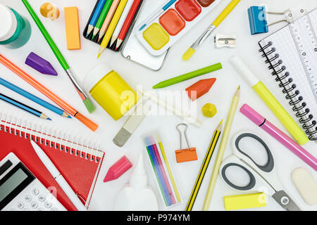 Zurück zu Schule Konzept. Verschiedene schreiben Werkzeuge und andere Schule stationäre auf weißem Hintergrund Stockfoto