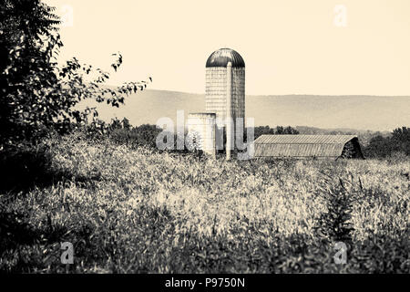 Schwarz-weiß Foto einer Landschaft mit einem Silo- und Scheune in der Ferne in der Nähe von rectortown Virginia in Fauquier County. Stockfoto