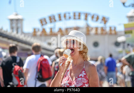 Brighton UK 15. Juli 2018 - mal ein Eis auf Brighton Palace Pier in herrlich warmen Sonnenschein zu genießen wie die Temperaturen in den 30er Jahren in einigen Teilen der Süd-östlich von Großbritannien steigen heute: Simon Dack/Alamy leben Nachrichten Stockfoto