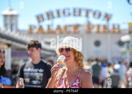 Brighton UK 15. Juli 2018 - mal ein Eis auf Brighton Palace Pier in herrlich warmen Sonnenschein zu genießen wie die Temperaturen in den 30er Jahren in einigen Teilen der Süd-östlich von Großbritannien steigen heute: Simon Dack/Alamy leben Nachrichten Stockfoto