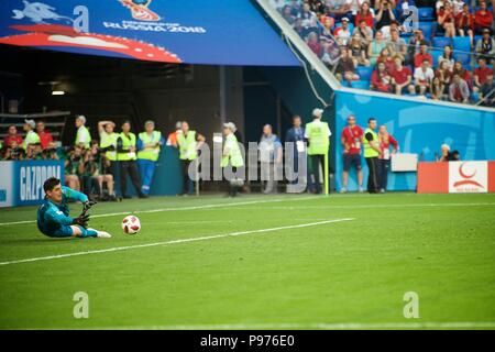 Juli 14th, 2018, St. Petersburg, Russland. Thibaut Courtois Belgien versuchen Ball in Aktion während der FIFA WM 2018 Russland Übereinstimmung zwischen England und Belgien am Stadion St. Petersburg, Russland zu fangen. Shoja Lak/Alamy leben Nachrichten Stockfoto