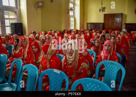 Srinagar, Indien. 15. Juli 2018. Kaschmir muslimischen Frauen sitzen für eine Masse ehe Ereignis in Srinagar, indische Kaschmir am Sonntag kontrolliert. Masse Hochzeit von 105 muslimische Paare in Srinagar, die soziale Organisation in erster Linie die wirtschaftlich rückständigen Familien, die nicht die hohen Kosten für die Zeremonie, Mitgift und teure Geschenke leisten können, um zu helfen, die noch in vielen Gemeinschaften in Indien herrscht. Credit: SOPA Images Limited/Alamy leben Nachrichten Stockfoto