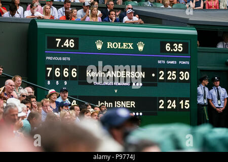 London, England. Kevin Anderson hat das Match mit der Kerbe von 7-6, 6-7, 6-7, 6-4, 26-24 gewann in 6 Stunden und 36 Minuten. 13. Juli 2018. Anzeigetafel Tennis: Der Anzeiger zeigt die Partitur der Herren Einzel Halbfinale zwischen Kevin Anderson aus Südafrika und John Isner der Vereinigten Staaten während der Wimbledon Lawn Tennis Meisterschaften bei den All England Lawn Tennis und Croquet Club in London, England. Kevin Anderson hat das Match mit der Kerbe von 7-6, 6-7, 6-7, 6-4, 26-24 gewann in 6 Stunden und 36 Minuten. Quelle: LBA/Alamy leben Nachrichten Stockfoto