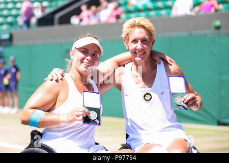 London, Großbritannien. Am 15. Juli 2018. (L - R) Lucy Shuker (GBR), Sabine Ellerbrock (GER) Tennis: (L-R) Lucy Shuker von Großbritannien und Sabine Ellerbrock von Deutschland posieren mit den Trophäen nach Rollstuhl der Frauen Finale von Wimbledon Lawn Tennis Meisterschaften bei den All England Lawn Tennis und Croquet Club in London, England verdoppelt. Quelle: LBA/Alamy leben Nachrichten Stockfoto