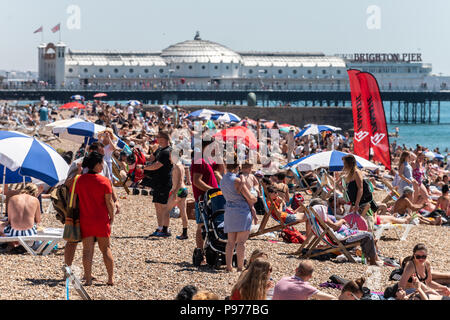 Brighton, UK. 15. Juli 2018. Menschenmassen am Strand von Brighton am Wochenende Hitzewelle. Credit: Andrew Hasson/Alamy leben Nachrichten Stockfoto