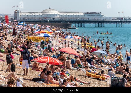 Brighton, UK. 15. Juli 2018. Menschenmassen am Strand von Brighton am Wochenende Hitzewelle. Credit: Andrew Hasson/Alamy leben Nachrichten Stockfoto