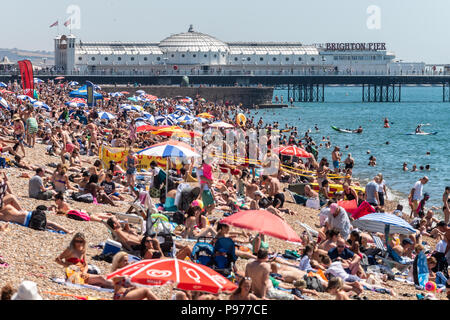 Brighton, UK. 15. Juli 2018. Menschenmassen am Strand von Brighton am Wochenende Hitzewelle. Credit: Andrew Hasson/Alamy leben Nachrichten Stockfoto