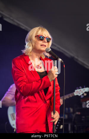 Oxfordshire, UK. 15. Juli 2018. Mari Wilson führt an die 2018 Cornbury Festival, tolle Tew, Oxfordshire Credit: John lambeth/Alamy leben Nachrichten Stockfoto